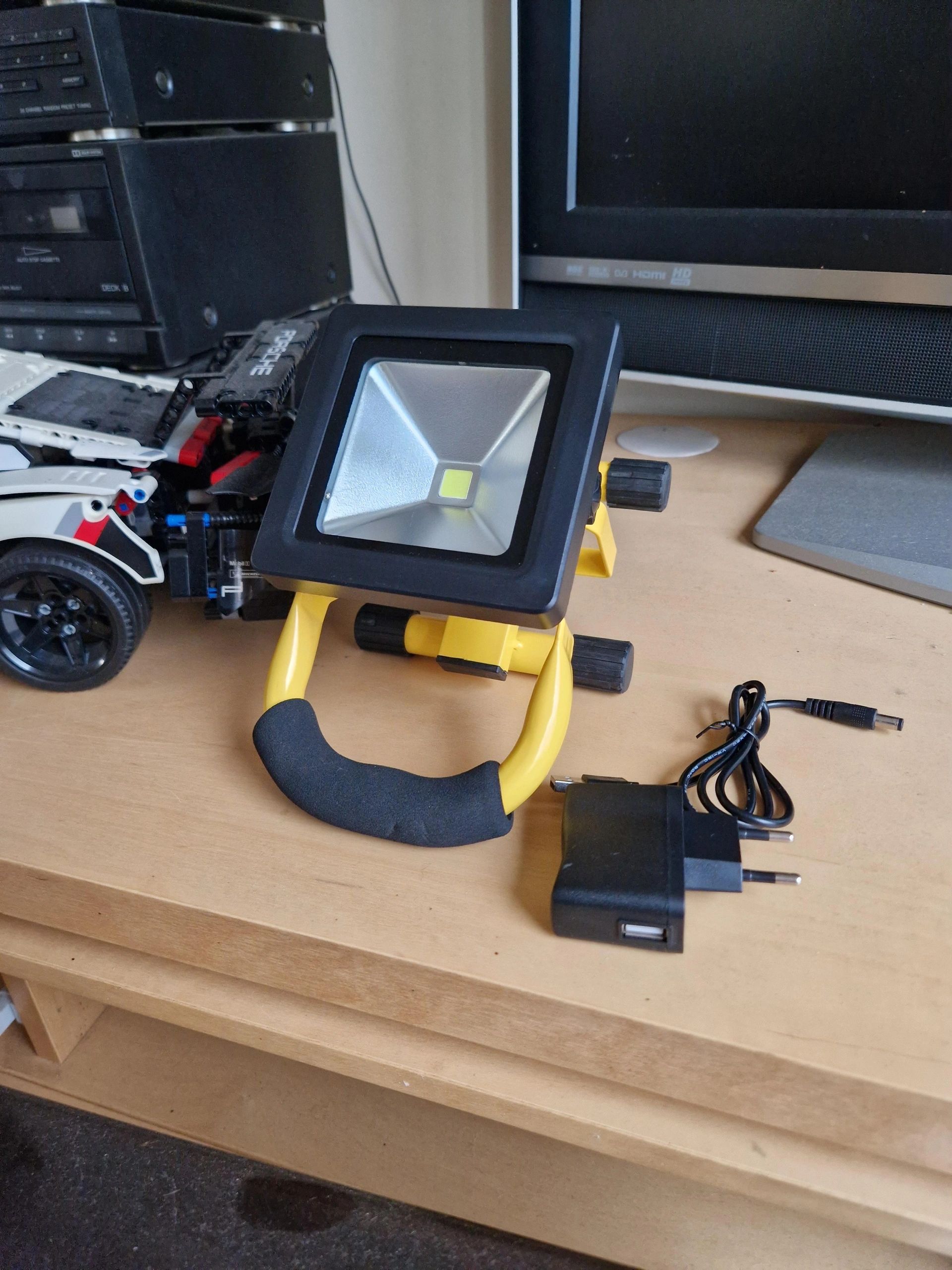 Oplaadbare LED bouwlamp op accu met grondstandaard – 10 Watt