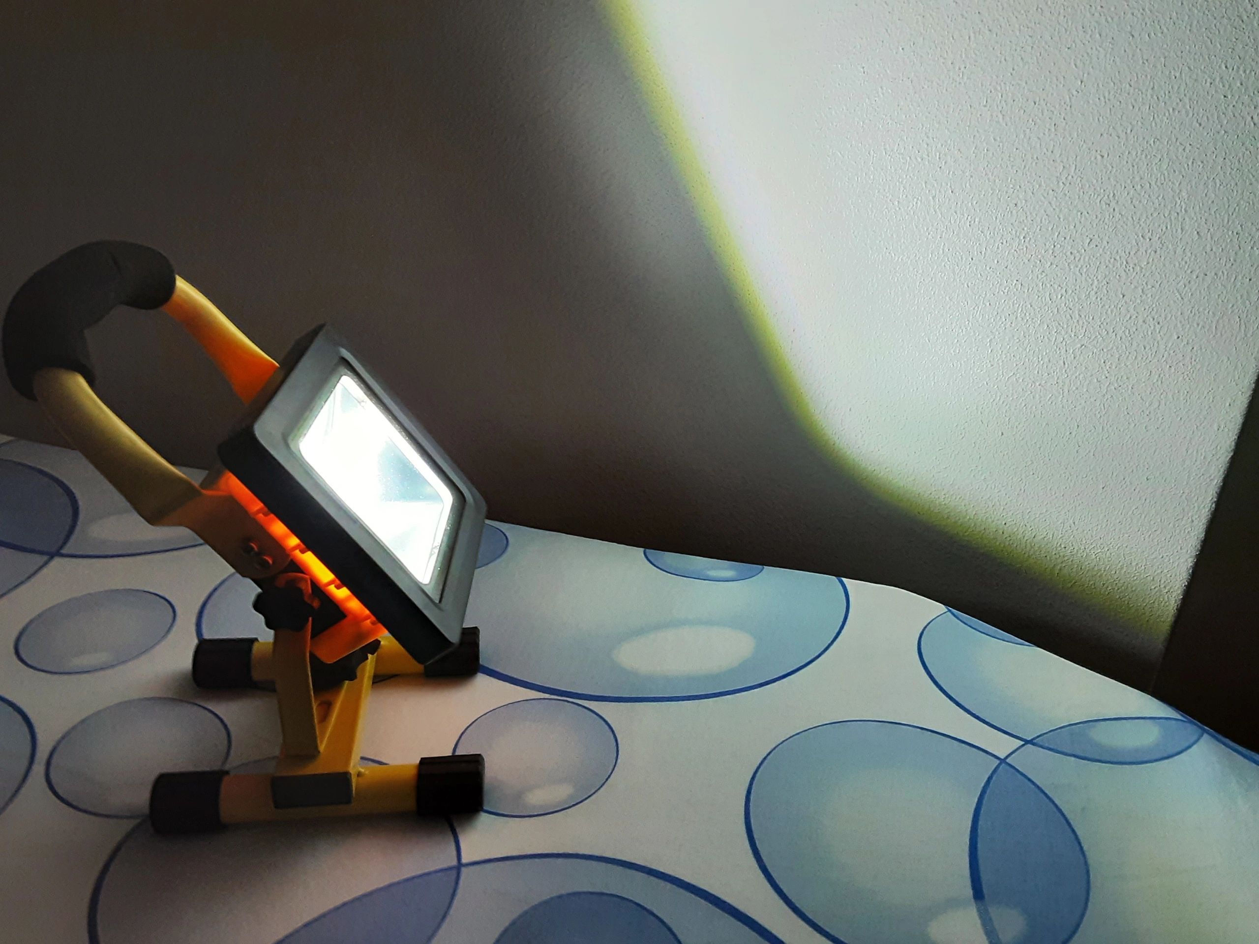 Oplaadbare LED bouwlamp op accu met grondstandaard – 10 Watt